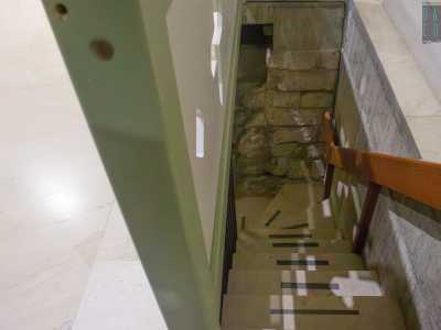 ...ci dirigiamo verso i sotterranei attraverso una stretta scala: entriamo cos� nel sito archeologico venuto alla luce con gli scavi condotti dal 1982 al 1986